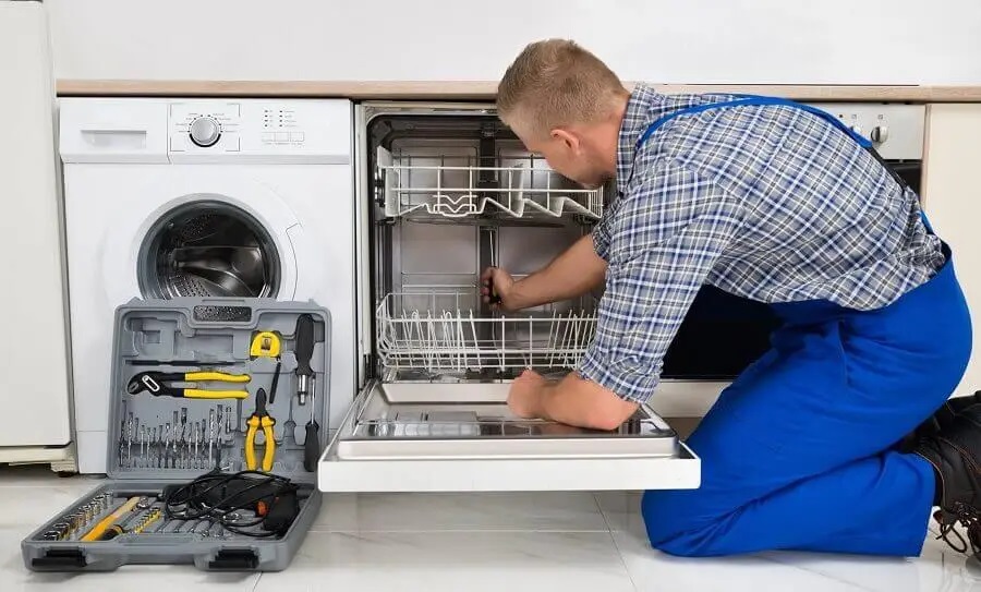 Ayaş Electrolux servisi teknisyen ekibi beyaz eşya tamiri yaparken